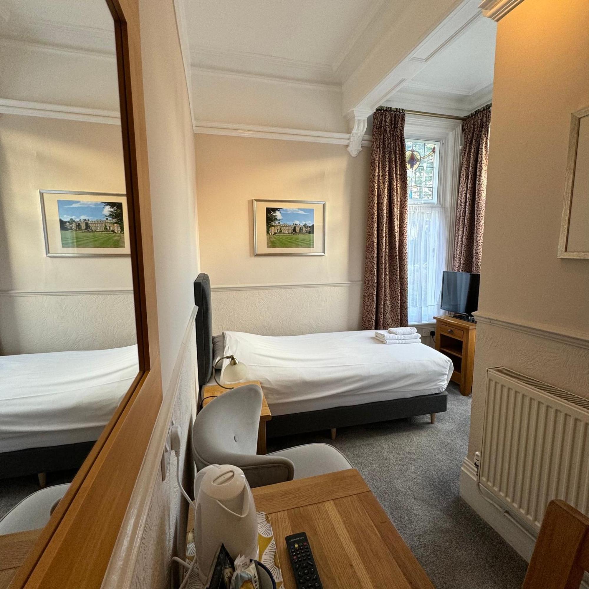 Fairlawns Guest House Банбъри Екстериор снимка